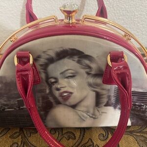 Beautiful and stylish hand bag hot pink patent leather. With diamond clasp